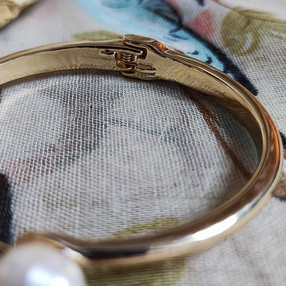 Potato Pearls Pearl Gold Tone NEW Heavy Well Made Clamper Bracelet - Picture 10 of 15